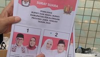 Menurut Sri, surat suara yang rusak akan dimusnahkan. Pihak percetakan direncanakan akan mengirimkan kekurangan surat suara sebelumnya, dan mengganti surat suara yang ditemukan rusak hari ini.