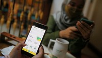 Bank Syariah Mandiri (Mandiri Syariah) melakukan inovasi layanan digital fitur e-mas di Mandiri Syariah Mobile (MSM). Melalui fitur e-mas, nasabah dapat membeli emas mulai dari nilai Rp50rb. Nasabah juga dapat menjual, mengambil fisik dan bahkan mentransfer saldo emasnya kepada orang lain. Fitur ini menjadi solusi untuk melakukan small investment berbentuk emas sebagai alternatif instrumen investasi yang semakin diminati masyarakat.