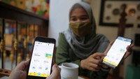 Nasabah tengah membeli emas melalui fitur Mandiri Syariah Mobile di Jakarta, Selasa (1/12/2020). 