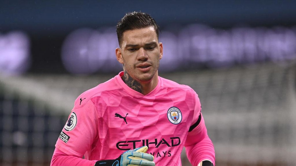 Pep Guardiola menegaskan Ederson sangat sempurna untuk skema yang dikembangkannya di Man City (Foto: Getty Images/Laurence Griffiths)