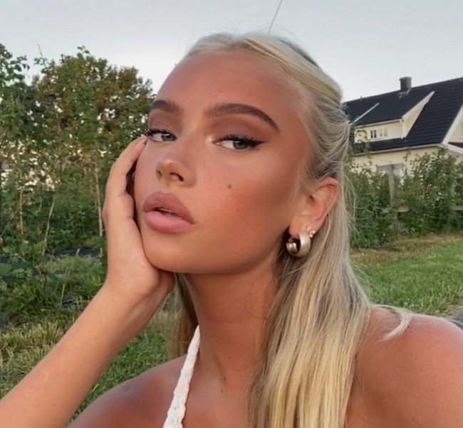 Diakuinya jika operasi yang dilakukan hingga saat ini hanyalah pada payudara. Payudara adalah satu-satunya operasi yang aku lakukan tapi aku menunggu operasi itu pasti kalian tahu apa maksudnya, tambah wanita yang dikenal sebagai model dan influencer itu. Foto: Instagram @emmaellingsenn