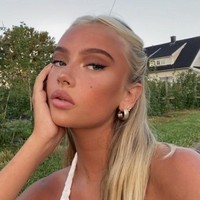 Diakuinya jika operasi yang dilakukan hingga saat ini hanyalah pada payudara. Payudara adalah satu-satunya operasi yang aku lakukan tapi aku menunggu operasi itu pasti kalian tahu apa maksudnya, tambah wanita yang dikenal sebagai model dan influencer itu. Foto: Instagram @emmaellingsenn