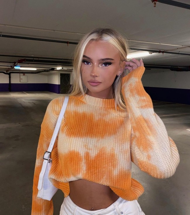 Menurutku kamu bukan transgender kamu berbohong, Wow, kamu tidak terlihat seperti transgender, Setiap kali menonton videomu aku mencoba melihatmu sebagai orang yang terlahir sebagai pria tapi aku tidak bisa, kamu benar-benar terlihat sangat feminin. Kamu terlalu cantik, tulis para netizen. Foto: Instagram @emmaellingsenn