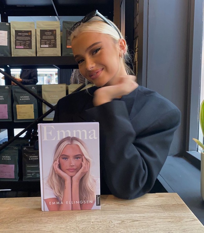Wanita asal Norwegia itu pun mengaku sudah mengubah gendernya sejak kecil. Setelah mengaku pada ibunya, Emma mulai mengganti nama di usia 11 tahun. Ia juga sudah melakukan transisi ketika baru 13 tahun dengan meminum obat yang mengubah hormon. Untuk itu, Emma semakin tidak terlihat seperti seorang transgender karena suaranya belum berubah dan tidak pernah berjenggot. Foto: Instagram @emmaellingsenn