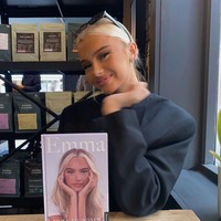 Wanita asal Norwegia itu pun mengaku sudah mengubah gendernya sejak kecil. Setelah mengaku pada ibunya, Emma mulai mengganti nama di usia 11 tahun. Ia juga sudah melakukan transisi ketika baru 13 tahun dengan meminum obat yang mengubah hormon. Untuk itu, Emma semakin tidak terlihat seperti seorang transgender karena suaranya belum berubah dan tidak pernah berjenggot. Foto: Instagram @emmaellingsenn