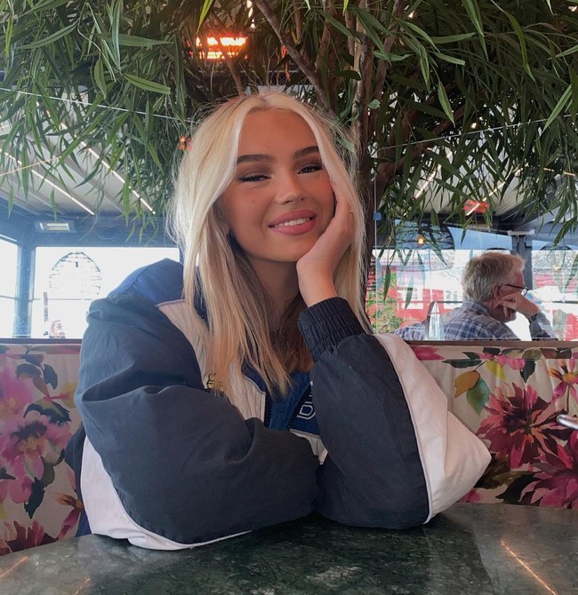 Model dan influencer bernama Emma Ellingsen punya penampilan cantik dan feminin. Tanpa tahu latar belakangnya sepertinya tidak akan ada yang sadar bahwa Emma adalah seorang transgender. Foto: Instagram @emmaellingsenn