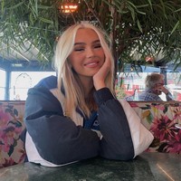 Model dan influencer bernama Emma Ellingsen punya penampilan cantik dan feminin. Tanpa tahu latar belakangnya sepertinya tidak akan ada yang sadar bahwa Emma adalah seorang transgender. Foto: Instagram @emmaellingsenn