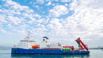 Kapal selam Fendzhou dibawa oleh kapal riset Tansuo-1 menuju titik terdalam Bumi, yaitu di palung Mariana di laut Pasifik bagian barat. Foto: China Daily