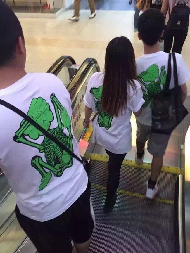 Benar-benar sama persis nih bajunya. Mungkin belinya juga di toko baju yang sama. Foto: Instagram/@awreceh.id