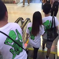 Benar-benar sama persis nih bajunya. Mungkin belinya juga di toko baju yang sama. Foto: Instagram/@awreceh.id