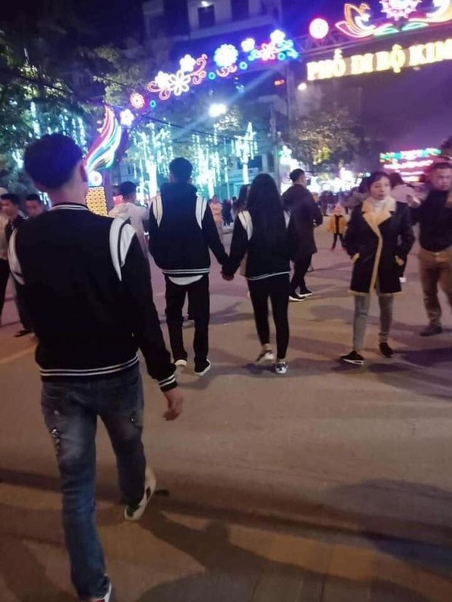 Yah ini mah couplenya bukan cuma berdua, tapi bertiga. Jadi gagal romantis deh kalau gini. Foto: Instagram/@teriakanjomblo