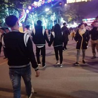 Yah ini mah couplenya bukan cuma berdua, tapi bertiga. Jadi gagal romantis deh kalau gini. Foto: Instagram/@teriakanjomblo