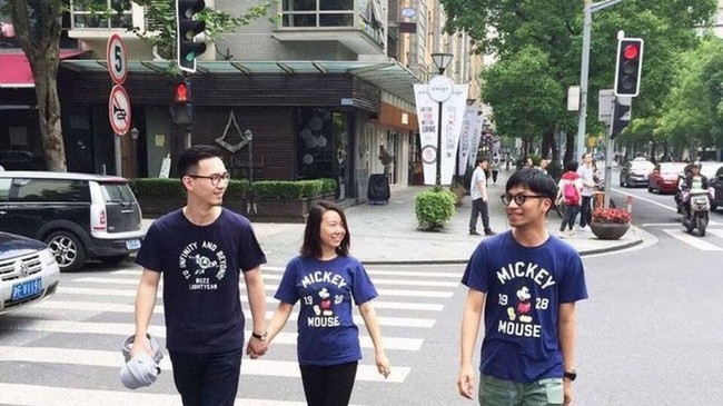 Kalau yang ini walaupun pasangannya pakai baju couple sama orang lain, nggak masalah, tetap senyumin aja. Foto: Instagram/@teriakanjomblo