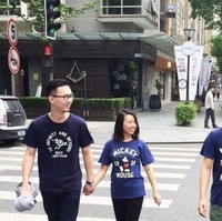 Kalau yang ini walaupun pasangannya pakai baju couple sama orang lain, nggak masalah, tetap senyumin aja. Foto: Instagram/@teriakanjomblo