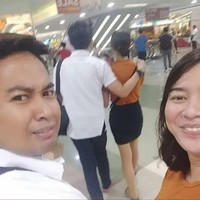 Bisa-bisanya kedua pasangan ini mengenakan pakaian yang sama. Mungkin mereka memang sudah janjian buat double date. Foto: Twitter.com/@thelittelkoalaz