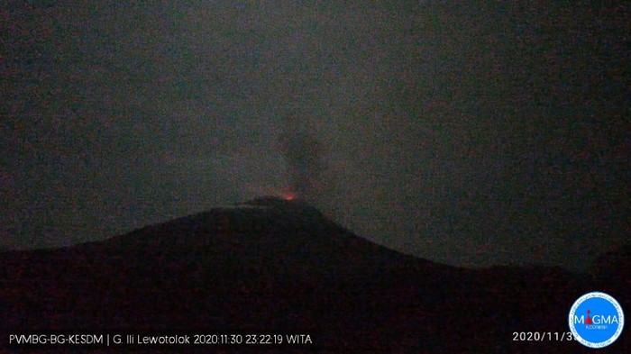 Gunung Ili Lewotolok kembali erupsi Senin (30/11) pukul 23.20 WITA.