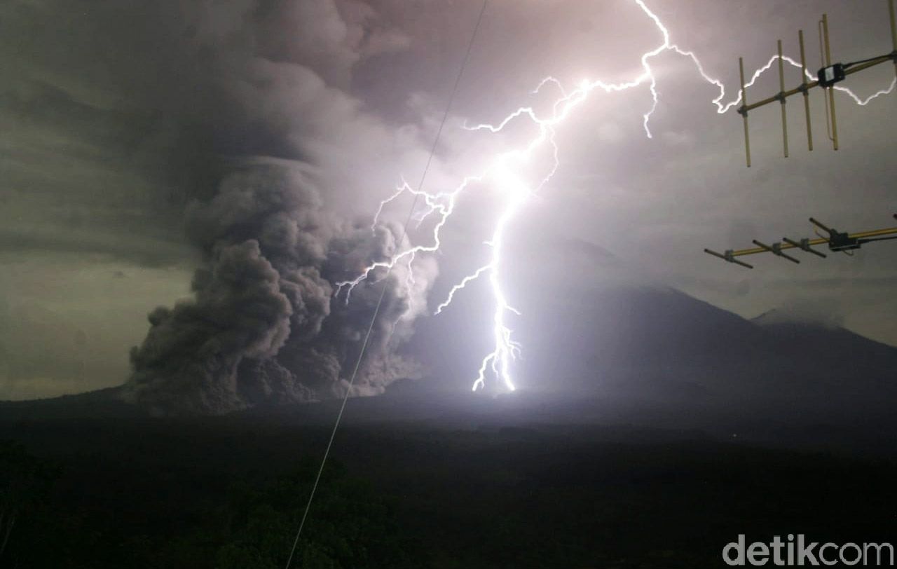 Gunung Semeru meletus dan meluncurkan awan panas, Selasa (1/12). Luncuran awan panas itu dibarengi dengan kilatan petir. Begini penampakannya.