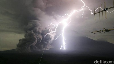 Penampakan Awan Panas dan Kilat Saat Semeru Meletus