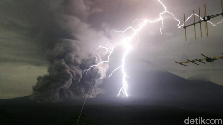 Gunung Semeru Meletus Gunung Semeru meletus dan meluncurkan awan panas, Selasa (1/12). Luncuran awan panas itu dibarengi dengan kilatan petir. Begini penampakannya.