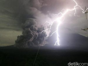 Gunung Semeru Meletus, Rute Maskapai Dialihkan