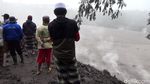 Penampakan Awan Panas dan Kilat Saat Semeru Meletus