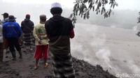 Luncuran awan panas tersebut masih jauh dari permukiman warga.