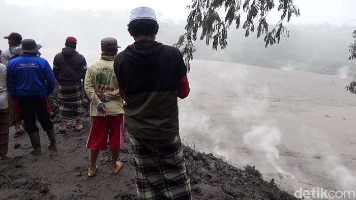 Gunung Semeru meletus dan meluncurkan awan panas, Selasa (1/12). Luncuran awan panas itu dibarengi dengan kilatan petir. Begini penampakannya.