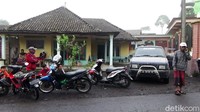 Sejumlah warga berkumpul sambil memantau aktivitas Gunung Semeru.