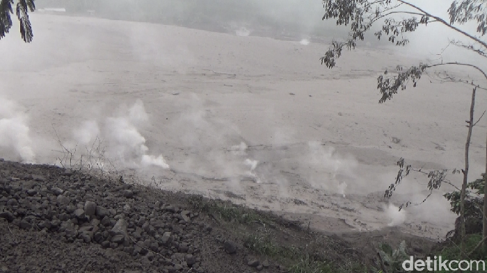 gunung semeru meletus