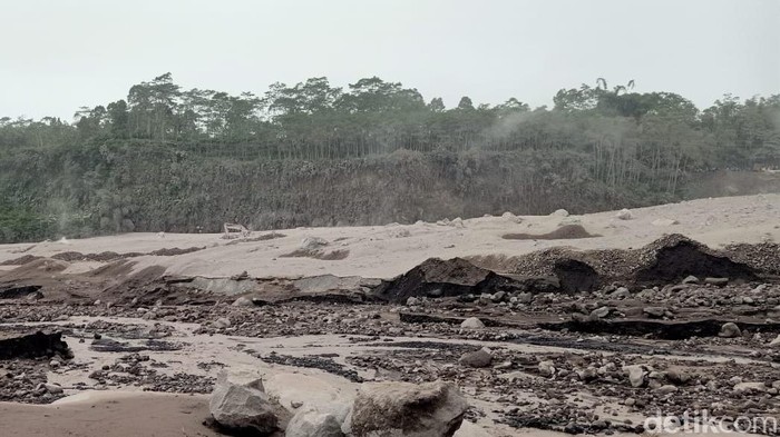 Sepuluh alat berat, tiga kendaraan dan ternak warga tertimbun material vulkanik Gunung Semeru. Hingga saat ini belum bisa dievakuasi.
