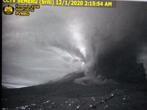 Gunung Semeru di Jawa Timur Meletus