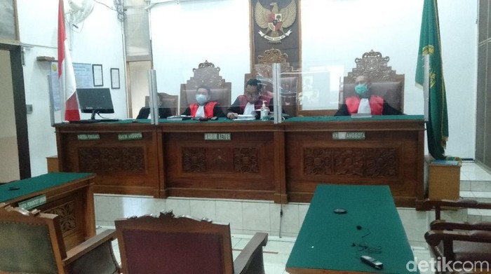 Hakim membacakan putusan untuk Brigadir AM di pengadilan Negeri Jakarta Selatan. (Ibnu Hariyanto/detikcom)