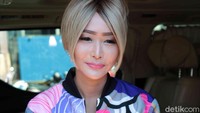 Inul Daratista saat ditemui di kawasan Trans TV, Kapten Tendean, Jakarta Selatan pada Selasa (1/12). Pool/Noel/detikFoto.