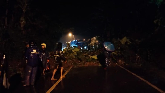 Jalan Banjarnegara-Wonosobo, Kecamatan Sigaluh, Banjarnegara, tertutup material longsor, Selasa (1/12/2020) malam.
