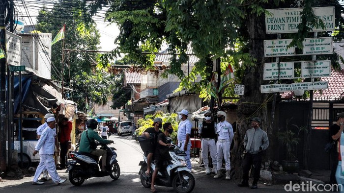 Imam Besar FPI Habib Rizieq Syihab hari ini dijadwalkan diperiksa di Polda Metro Jaya. Jelang pemeriksaan tersebut Jalan Petamburan III dijaga Laskar FPT