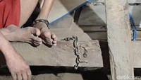 Sutarman dipasung di bagian kakinya menggunakan rantai dan diikat di tiang rumah. Bangunan rumah yang juga kandang sapi itu berada persis di bangunan rumah utama. Jarak tempat Sutarman dipasung dengan sapi sekitar 4-5 meter.