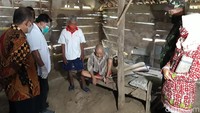Menurut Sulomo, adiknya itu tidak mau diajak pindah ke rumahnya. Namun, adiknya itu kembali lagi ke rumah berlantai tanah itu.