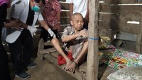 Sutarman (65) yang sudah dipasung selama delapan tahun di rumah yang juga digunakan sebagai kandang sapi.