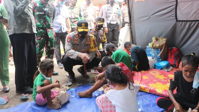Kapolda NTT Irjen Lotharia Latif mengecek kondisi pengungsi korban erupsi Gunung Lewotolok di Lembata