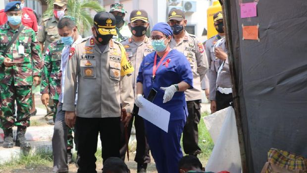 Kapolda NTT Irjen Lotharia Latif mengecek kondisi pengungsi korban erupsi Gunung Lewotolok di Lembata