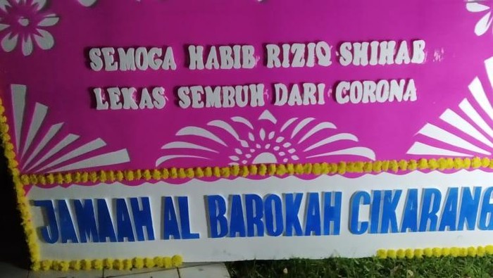 Karangan bunga dukungan untuk kesehatan Habib Rizieq berdatangan di Sentul, Kabupaten Bogor, Jawa Barat.