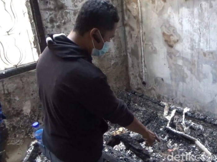 Seorang kakek di Jombang tewas terbakar. Saat kebakaran terjadi, korban tidur di dalam kamarnya, sedangkan istrinya memasak di dapur.
