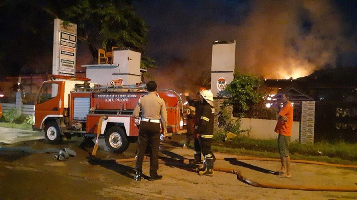 Kebakaran melanda gedung Fakultas Teknik Universitas Universitas Andi Djemma (Unanda) Palopo subuh tadi (Dok. Istimewa).
