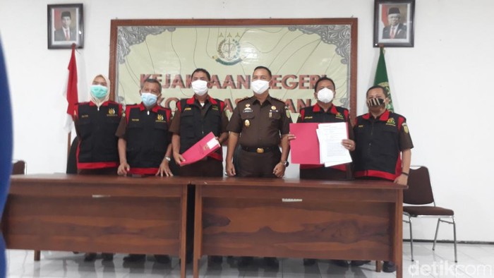Satuan khusus pemberantasan korupsi Kejari Pasuruan menggeledah kantor Dinas Kominfo dan Statistik Kota Pasuruan. Penggeledahan terkait dugaan penyimpangan pengadaan aplikasi.