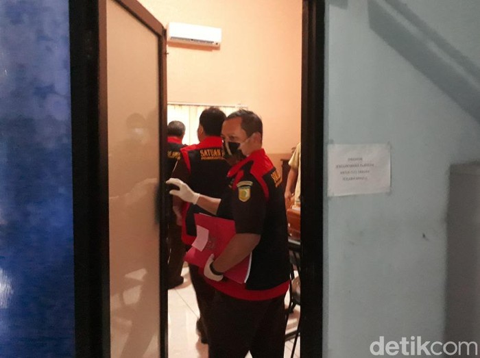 Satuan khusus pemberantasan korupsi Kejari Pasuruan menggeledah kantor Dinas Kominfo