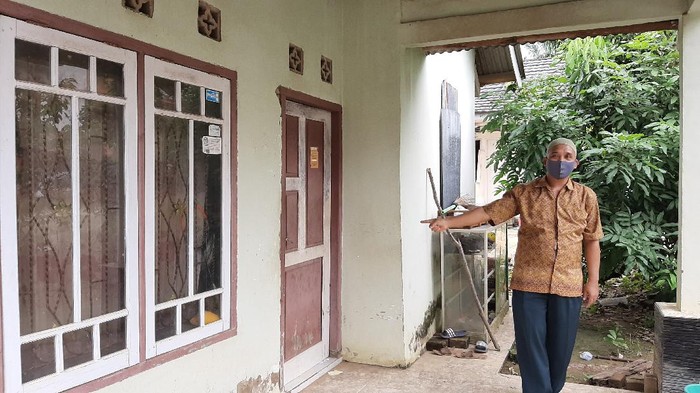 Ketua RT saat menceritakan soal penggeledahan di rumah terduga teroris yang ditangkap (Raja Adil-detikcom)