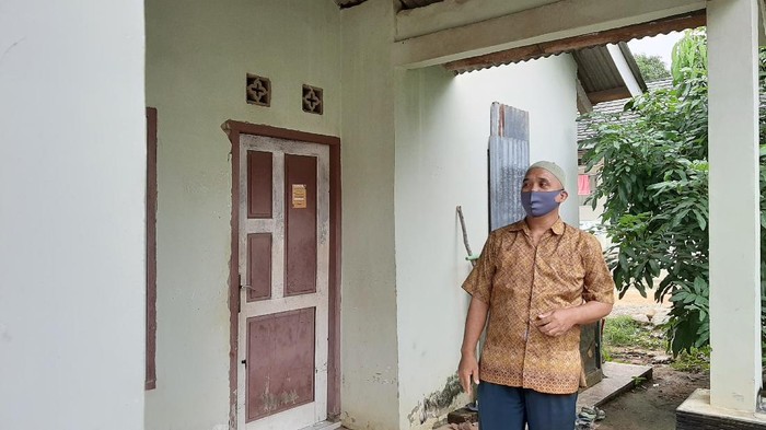 Ketua RT saat menceritakan soal penggeledahan di rumah terduga teroris yang ditangkap (Raja Adil-detikcom)