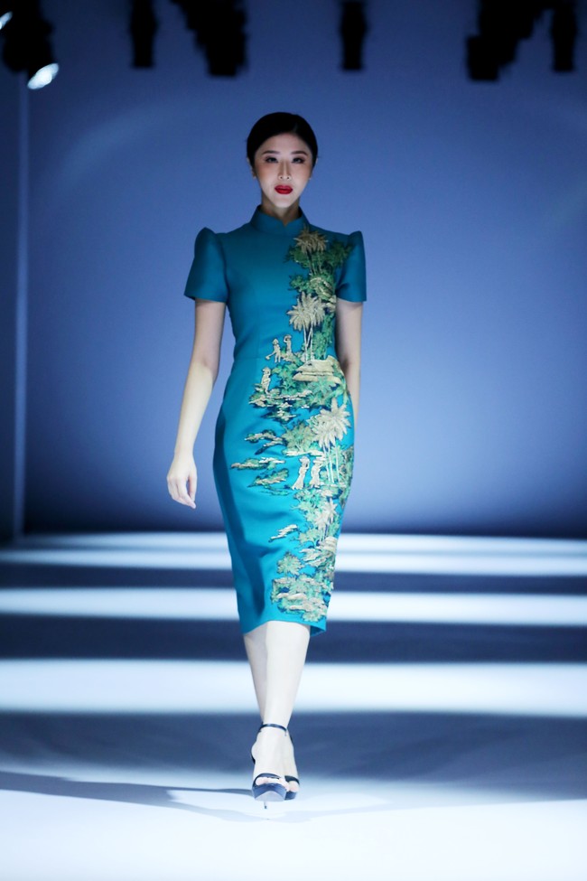 Desainer Albert Yanuar meluncurkan busana premium yang dihiasi teknik bordir di Jakarta Fashion Week 2021. Koleksinya terinspirasi dari kerinduan untuk bisa kembali berwisata keliling Indonesia. Foto: dok. JFW 2021.