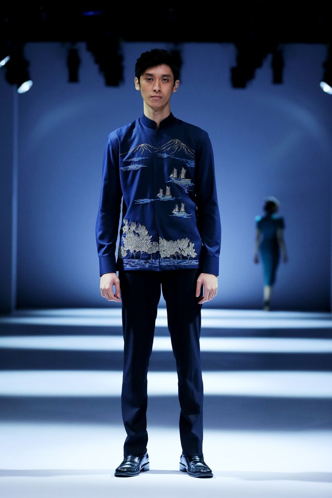 Desainer Albert Yanuar meluncurkan busana premium yang dihiasi teknik bordir di Jakarta Fashion Week 2021. Koleksinya terinspirasi dari kerinduan untuk bisa kembali berwisata keliling Indonesia. Foto: dok. JFW 2021.