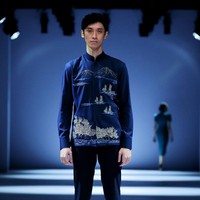 Desainer Albert Yanuar meluncurkan busana premium yang dihiasi teknik bordir di Jakarta Fashion Week 2021. Koleksinya terinspirasi dari kerinduan untuk bisa kembali berwisata keliling Indonesia. Foto: dok. JFW 2021.